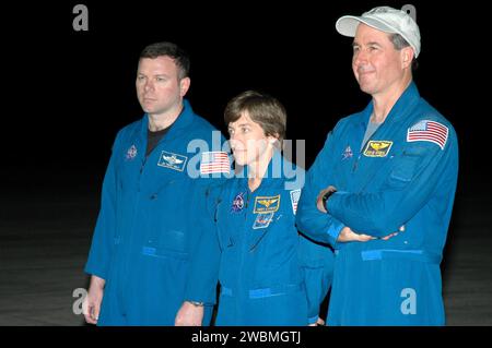 KENNEDY SPACE CENTER, FLA. - Dopo l'arrivo al Kennedy Space Center della NASA, i membri dell'equipaggio STS-114 si fermano sulla pista mentre il comandante Eileen Collins fa una breve dichiarazione ai media. Qui si trovano il pilota James Kelly e gli specialisti delle missioni Wendy Lawrence e Stephen Robinson. L'equipaggio è al KSC per prendere parte al Terminal Countdown Demonstration test (TCDT) nei prossimi tre giorni. Il TCDT si tiene presso il KSC prima di ogni volo dello Space Shuttle. Fornisce all'equipaggio di ogni missione l'opportunità di partecipare ad attività simulate di conto alla rovescia. Il test termina con un finto conto alla rovescia per il lancio Foto Stock