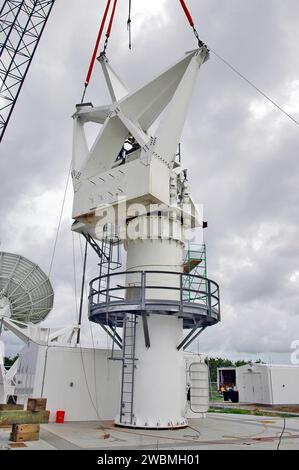 KENNEDY SPACE CENTER, FLA. - In un sito radar sull'isola di North Merritt, Flag., uno dei due contrappesi viene sollevato su una struttura di supporto per un'antenna radar in banda C da 50 piedi. Il radar verrà utilizzato per le missioni dello Shuttle per tracciare i lanci e osservare i possibili detriti provenienti dallo Shuttle. Verrà utilizzato per la prima volta su STS-114. La finestra di lancio per la prima missione di ritorno al volo va dal 13 al 31 luglio. Foto Stock