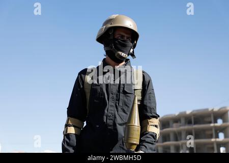 Sanaa, Sanaa, Yemen. 11 gennaio 2024. Il trooper Houthi è di guardia durante la cerimonia per i combattenti al termine della loro formazione a Sanaa, nello Yemen.il capo del movimento Houthi dello Yemen, Abdul-Malik al-Houthi, ha messo in guardia gli Stati Uniti e i suoi alleati circa una potenziale rappresaglia significativa se iniziassero un attacco militare contro la sua nazione.durante un discorso televisivo di giovedì, Houthi ha dichiarato che qualsiasi risposta di questo tipo avrebbe superato la portata del recente attacco, in cui droni e missili yemeniti sono stati diretti contro vascelli statunitensi e britannici". ci sarà una risposta rapida e potente ad un Foto Stock