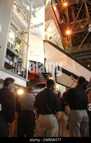 KENNEDY SPACE CENTER, FLA. - Al Kennedy Space Center della NASA, la classe 2004 di candidati astronauti dà un'occhiata da vicino a uno dei due Solid Rocket Boosters sullo Space Shuttle Discovery nel Vehicle Assembly Building. La classe di 14 candidati include tre candidati della Japan Aerospace Exploration Agency e tre astronauti educatori, che erano insegnanti di scuola scelti tra migliaia di candidati. Foto Stock