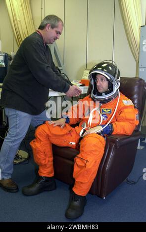 KENNEDY SPACE CENTER, BAN. - Lo specialista missione STS-109 Michael J. Massimino ottiene un adattamento finale per il suo lancio e la tuta d'ingresso due giorni prima del lancio. Nella missione STS-109, i sette membri dell'equipaggio cattureranno il telescopio spaziale Hubble utilizzando il braccio robotico dello Shuttle e lo fisseranno su un banco di lavoro nella baia di carico della Columbia. Quattro specialisti della missione eseguiranno cinque passeggiate spaziali pianificate per completare gli aggiornamenti del sistema del telescopio. Array solari più duraturi, un grande gruppo giroscopico per aiutare a puntare correttamente il telescopio, una nuova unità di controllo di potenza del telescopio e un sistema di raffreddamento per ripristinare l'uso Foto Stock