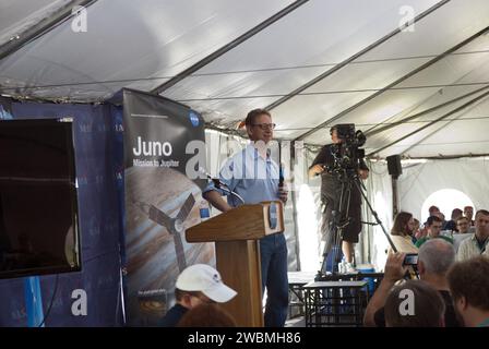 CAPE CANAVERAL, Ban. – Al Kennedy Space Center della NASA in Florida, Steve Levin, scienziato del progetto Juno del Jet Propulsion Laboratory di Pasadena, California, parla a circa 150 follower dell'account Twitter dell'agenzia durante le attività di Juno Tweetup all'interno di una tenda presso il Press Site. I tweeter sono al centro per due giorni di attività pre-lancio. Giunone è la missione della NASA su Giove per studiare il pianeta gigante e migliorare la nostra comprensione della formazione e dell'evoluzione del pianeta. I tweeter condivideranno le loro esperienze con i follower attraverso il sito di social networking Twitter. I partecipanti sono Foto Stock