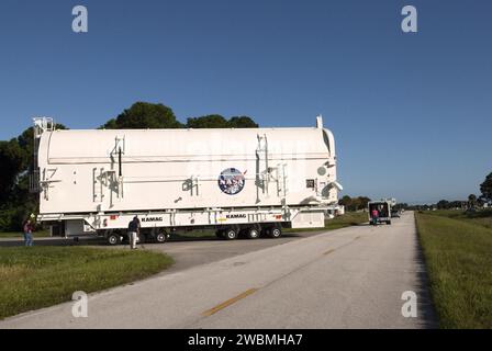 CAPE CANAVERAL, Ban. -- al Kennedy Space Center della NASA in Florida, il payload canister #1 si snoda lungo le strade che vanno dal Canister Rotation Facility al Reusage, Recycling and Marketing Facility su Ransom Road. I due contenitori di carico utile utilizzati per trasportare i carichi utili dello Space Shuttle alla piattaforma di lancio per l'installazione nelle aree di carico delle navette sono in fase di disattivazione a seguito della fine del programma Space Shuttle. Ogni tanica pesa 110.000 libbre ed è lunga 65 piedi, larga 22 piedi e alta 18 piedi. I contenitori sono stati preproiettati attraverso il quartier generale della NASA come possibile artif Foto Stock