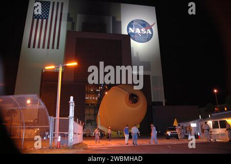 KENNEDY SPACE CENTER, FLA. - Poco prima dell'alba, External Tank 119 esce dal Vehicle Assembly Building del NASA Kennedy Space Center. E' stato spostato sulla chiatta del bacino di Turn. Il carro armato si imbarcherà in un viaggio intorno alla penisola della Florida verso la Michoud Assembly Facility a New Orleans. Consegnato al KSC a giugno, l'ET-119 è il terzo serbatoio riprogettato di recente. Foto Stock