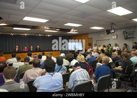 CAPE CANAVERAL, Ban. -- nel Press Site auditorium del Kennedy Space Center della NASA in Florida, i media sono stati informati sul prossimo passo dell'agenzia per il volo spaziale umano. Qui si vedono Mike Curie (a sinistra), Lori Garver, vice amministratore della NASA, Doug Cooke, amministratore associato della Exploration Systems Mission Directorate e Mike Suffredini, responsabile del programma NASA International Space Station. Foto Stock