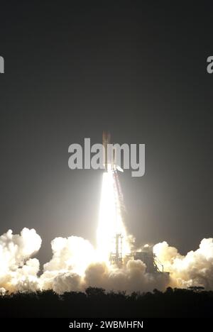 Lo Space Shuttle Endeavour si lancia dalla piattaforma di lancio 39A al Kennedy Space Center della NASA alle 4:14 EST per la missione STS-130, trasportando il modulo Tranquility e la cupola alla stazione spaziale Internazionale, fornendo ulteriore spazio dell'equipaggio e capacità di osservazione. Foto Stock