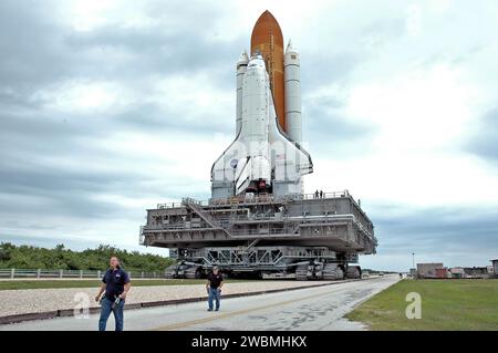 KENNEDY SPACE CENTER, FLA. - Lo Space Shuttle Discovery, che poggia sulla piattaforma di lancio mobile in cima al Crawler Transporter, si dirige lungo il cingolato fino al Vehicle Assembly Building (VAB). Discovery sta tornando indietro dalla piattaforma di lancio 39B. Una volta all'interno del VAB, Discovery verrà degenerato dal serbatoio esterno e sollevato nella corsia di trasferimento. A partire dal 7 giugno, Discovery verrà sollevata e fissata al nuovo serbatoio e ai Solid Rocket Boosters, già presenti nel VAB. Solo il quindicesimo rollback nella storia del programma Space Shuttle, il viaggio di 4,2 miglia consente di apportare ulteriori modifiche al t Foto Stock