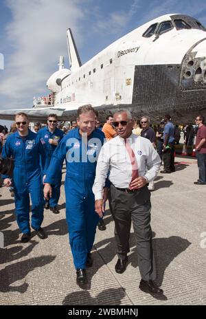 CAPE CANAVERAL, Ban. L'amministratore della NASA Charlie Bolden guida l'equipaggio della STS-133 ai rappresentanti dei media in attesa della Shuttle Landing Facility al Kennedy Space Center in Florida per ascoltare le dichiarazioni sull'ultima missione spaziale della Discovery. L'equipaggio STS-133 è tornato sulla Terra alle 11:57 del mattino sulla pista 15, completando una missione di 13 giorni di 5,3 milioni di miglia verso la stazione spaziale Internazionale. La STS-133 consegnò il modulo multiuso permanente, pieno di forniture e pezzi di ricambio critici, così come il Robonaut 2, l'aiutante umanoide di astronauta, all'avamposto orbitante. STS-133 Foto Stock