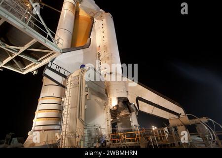 CAPE CANAVERAL, Ban. -- al Kennedy Space Center della NASA in Florida, la struttura di servizio rotante sul Launch Pad 39A inizia a allontanarsi dallo Space Shuttle Discovery, che è illuminato da luci allo xeno. La struttura fornisce protezione contro le intemperie e l'accesso alla navetta mentre attende il decollo sulla rampa. RSS "rollback", come si chiama, è iniziato alle 20:02 EST del 23 febbraio e si è concluso alle 20:37 Previsto per il decollo il 24 febbraio alle 16:50. EST, Discovery e il suo equipaggio di sei membri consegneranno il modulo multiuso permanente, ricco di forniture e pezzi di ricambio critici Foto Stock