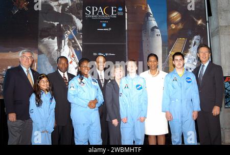 KENNEDY SPACE CENTER, FLA. - Gli studenti di una delle Explorer Schools della NASA, la Stewart Middle School di Tampa posano per una foto con altri ospiti che visitano il Museum of Science and Industry (MOSI) a Tampa. A sinistra, nella fila posteriore, ci sono l'ex astronauta Dan Brandenstein, attuale vice presidente dei centri operativi spaziali consolidati (CSOC), e il vicedirettore del KSC, Dr. Woodrow Whitlow Jr. Al centro vi sono Ronte Smith, responsabile vendite regionale sud-est per General Motors, e Gail Rymer, con Lockheed Martin. Sulla destra c'è la dottoressa Adena Williams Loston, responsabile dell'istruzione presso la sede centrale della NASA, An Foto Stock