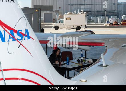 Gli ingegneri della NASA hanno messo l'X-57 Maxwell, il primo X-plane completamente elettrico della NASA, attraverso i suoi test di telemetria iniziali presso l'Armstrong Flight Research Center della NASA in California, testando la capacità dell'aeromobile di trasmettere dati alle squadre a terra. I dati sono confezionati e trasmessi a terra, dove vengono decodificati in un formato che può essere presentato a una squadra di controllo di volo per guardare gli schermi in tempo reale per le operazioni di volo. L'obiettivo di X-57 è quello di contribuire a stabilire standard di certificazione per i mercati emergenti degli aeromobili elettrici. Foto Stock