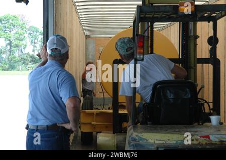 KENNEDY SPACE CENTER, FLA. - Un contenitore di gasolio viene caricato su un camion per un viaggio allo Stennis Space Center in Mississippi. Stennis ha subito danni e interruzioni di corrente dall'uragano Katrina. KSC sta inviando un elicottero con forniture mediche e un tecnico medico di emergenza a Stennis, più un generatore da 1 megawatt, generatori da 125 e 225 chilowatt e 1.000 galloni di carburante diesel. Anche la Michoud Assembly Facility vicino a New Orleans fu lasciata senza potere. Un aereo della NASA sta trasportando forniture mediche, cibo e motoseghe, oltre a un medico e due tecnici ad alta tensione a Michoud Foto Stock