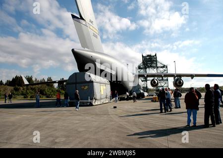 Il satellite GOES-N, sviluppato dalla NASA per NOAA, è stato consegnato allo Shuttle Landing Facility e lancerà il 4 maggio su un Delta IV. Una volta in orbita, sarà designato GOES-13, completare il check-out ed entrare in orbita come sostituto. I test finali dei suoi sistemi di imaging, strumentazione, comunicazione e alimentazione sono in corso presso Astrotech di Titusville, Florida. Foto Stock