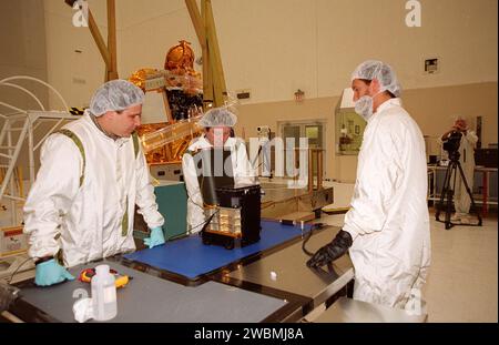 Nella Spacecraft Assembly and Encapsulation Facility 2 (SAEF 2), i lavoratori controllano il Thermal Emission Imaging System (THEMIS) prima di collegarlo al Mars Odyssey Orbiter 2001 (background). THEMIS mapperà la mineralogia e la morfologia della superficie marziana utilizzando una telecamera ad alta risoluzione e uno spettrometro per termografia a infrarossi. L'orbiter trasporterà tre strumenti scientifici THEMIS, lo spettrometro gamma Ray (GRS) e il Mars Radiation Environment Experiment (MARIE). Il GRS raggiungerà la mappatura globale della composizione elementare della superficie e determinerà l'abbondanza di idrogeno Foto Stock