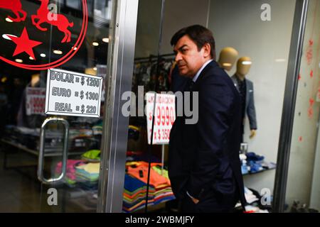 Buenos Aires, Argentina. 10 gennaio 2024. Il tasso di cambio del peso argentino contro il dollaro USA, l'euro e il real brasiliano viene visualizzato nella finestra di un negozio di abbigliamento. Il tasso annuo di inflazione nel paese sudamericano è salito al 211,4%. Solo a dicembre, i prezzi sono aumentati del 25,5%. Crediti: Martin Cossarini//dpa/Alamy Live News Foto Stock