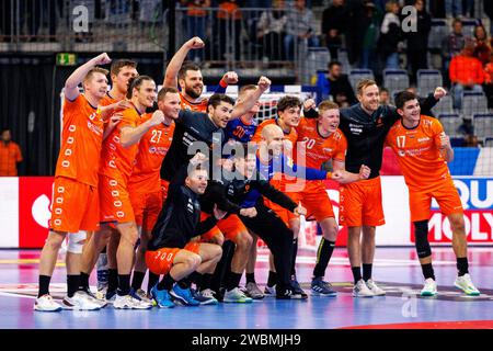 MENS EHF EURO 2024: NIEDERLANDE - Georgien, 11.01.2024, Mannheim Die Niederlande jubelt Teamfoto Spiel der MENS EHF EURO 2024: NIEDERLANDE - Georgien AM 11.01.2024 in der SAP-Arena Mannheim SAP-Arena Baden-Württemberg Deutschland **** MENS EHF EURO 2024 Paesi Bassi Georgia, 11 01 2024, Mannheim The Netherlands Cheers Team Photo Match of the MENS EHF EURO 2024 Netherlands Georgia on 11 01 2024 at the SAP Arena Mannheim Mannheim SAP Arena Baden Württemberg Germania Copyright: xBEAUTIFULxSPORTS/Hahnex Foto Stock