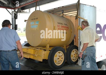 KENNEDY SPACE CENTER, FLA. - Un contenitore di gasolio viene caricato su un camion per un viaggio allo Stennis Space Center in Mississippi. Stennis ha subito danni e interruzioni di corrente dall'uragano Katrina. KSC sta inviando un elicottero con forniture mediche e un tecnico medico di emergenza a Stennis, più un generatore da 1 megawatt, generatori da 125 e 225 chilowatt e 1.000 galloni di carburante diesel. Anche la Michoud Assembly Facility vicino a New Orleans fu lasciata senza potere. Un aereo della NASA sta trasportando forniture mediche, cibo e motoseghe, oltre a un medico e due tecnici ad alta tensione a Michoud Foto Stock