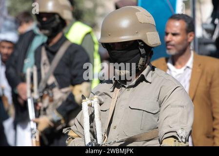 Sanaa, Sanaa, Yemen. 11 gennaio 2024. Le truppe Houthi stanno di guardia durante la cerimonia per i combattenti al termine della loro formazione a Sanaa, Yemen.il capo del movimento Houthi dello Yemen, Abdul-Malik al-Houthi, ha messo in guardia gli Stati Uniti e i suoi alleati circa una potenziale rappresaglia significativa se iniziassero un attacco militare contro la sua nazione.durante un discorso televisivo di giovedì, Houthi ha dichiarato che qualsiasi risposta di questo tipo avrebbe superato la portata del recente attacco, in cui droni e missili yemeniti sono stati diretti contro vascelli statunitensi e britannici". ci sarà una risposta rapida e potente ad un Foto Stock