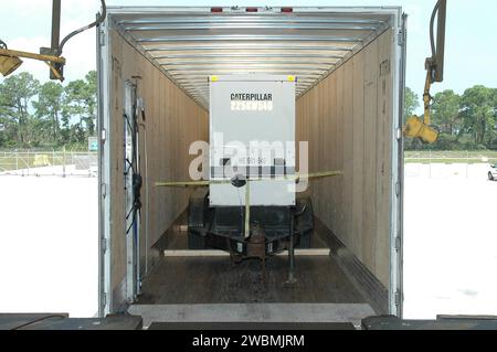 KENNEDY SPACE CENTER, FLA. - Un generatore, uno dei tre, è in posizione su un camion della Federal Express per un viaggio allo Stennis Space Center nel Mississippi. Stennis ha subito danni e interruzioni di corrente dall'uragano Katrina. KSC sta inviando un elicottero con forniture mediche e un tecnico medico di emergenza a Stennis, più un generatore da 1 megawatt, generatori da 125 e 225 chilowatt e 1.000 galloni di carburante diesel. Anche la Michoud Assembly Facility vicino a New Orleans fu lasciata senza potere. Un aereo della NASA sta trasportando forniture mediche, cibo e motoseghe, nonché un medico e due tecnici ad alta tensione Foto Stock