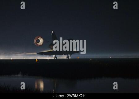 STS135-S-253 (21 luglio 2011) --- lo scivolo di trascinamento dello Space Shuttle Atlantis rallenta lo shuttle mentre atterra sulla Runway 15 alla Shuttle Landing Facility del Kennedy Space Center della NASA in Florida. Assicurandosi il posto della flotta dello Space Shuttle nella storia, l'Atlantis segnò il 26° atterraggio notturno del programma Space Shuttle della NASA e il 78° atterraggio a Kennedy. Il touchdown della marcia principale avvenne alle 5:57:00 del mattino (EDT) del 21 luglio 2011, seguito da un touchdown della marcia nasale alle 5:57:20 del mattino, e una sosta alle 5:57:54 del mattino a bordo vi sono gli astronauti della NASA Chris Ferguson, il comandante della STS-135; Doug Hurley, il pilota; Sandy Magnus e Rex Walheim Foto Stock