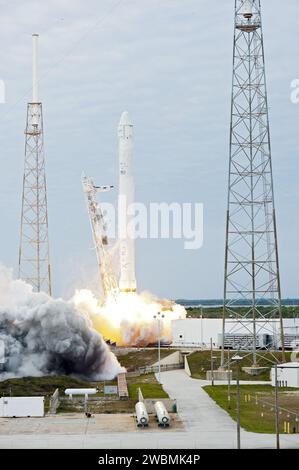 SpaceX Falcon 9 lancia la capsula Dragon da SLC-40 a Cape Canaveral per la missione SpaceX-2, il suo terzo volo di rifornimento ISS sotto contratto NASA. Foto Stock