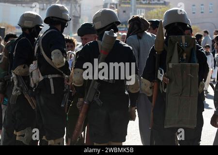 Sanaa, Sanaa, Yemen. 11 gennaio 2024. Le truppe Houthi stanno di guardia durante la cerimonia per i combattenti al termine della loro formazione a Sanaa, Yemen.il capo del movimento Houthi dello Yemen, Abdul-Malik al-Houthi, ha messo in guardia gli Stati Uniti e i suoi alleati circa una potenziale rappresaglia significativa se iniziassero un attacco militare contro la sua nazione.durante un discorso televisivo di giovedì, Houthi ha dichiarato che qualsiasi risposta di questo tipo avrebbe superato la portata del recente attacco, in cui droni e missili yemeniti sono stati diretti contro vascelli statunitensi e britannici". ci sarà una risposta rapida e potente ad un Foto Stock