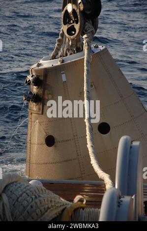 CAPE CANAVERAL, Ban. -- Una gru sulla Freedom Star, una delle navi per il recupero di razzi solidi della NASA, sorregge il cappuccio sinistro del naso del booster dall'Oceano Atlantico e sul ponte dopo il lancio dello Space Shuttle Discovery STS-133. I due involucri solidi del razzo e l'hardware di volo associato vengono recuperati nell'Oceano Atlantico dopo ogni lancio da parte di Liberty Star e Freedom Star. I booster colpiscono l'Atlantico circa sette minuti dopo il decollo e le navi di recupero sono di stanza a circa 16 miglia dall'area di impatto al momento dello schiaffo. Dopo che i segmenti spesi sono pro Foto Stock