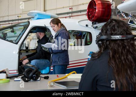 I test di telemetria iniziano sull'X-57 Maxwell, il primo X-plane completamente elettrico della NASA, mentre l'equipaggio operativo dell'Armstrong Flight Research Center della NASA registra i risultati. I test di telemetria sono una fase critica nella serie di test funzionali di X-57. Oltre a confermare la capacità dell'aeromobile X-57 di trasmettere velocità, altitudine, direzione e posizione alle squadre a terra, i test di telemetria confermano anche la capacità di trasmettere dati mission-critical, come tensione, consumo energetico e integrità strutturale. L'obiettivo di X-57 è quello di contribuire a stabilire standard di certificazione per velivoli elettrici emergenti m Foto Stock