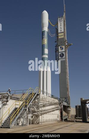 La navicella Kepler della NASA, montata sulla cima di un razzo Delta II 7925 a Cape Canaveral Launch Pad 17-B, è pronta per il lancio per sondare oltre 100.000 stelle alla ricerca di pianeti di dimensioni terrestri all'interno di zone abitabili intorno a stelle simili al sole utilizzando fotometria ad alta precisione. Foto Stock