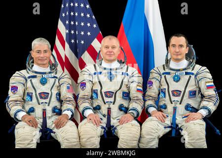 I membri dell'equipaggio della Expedition 65 Mark Vande Hei, Oleg Novitsky e Pyotr Dubrov della GCTC hanno posato per una foto di gruppo prima della loro missione Soyuz MS-18/64S alla stazione spaziale Internazionale. Foto Stock