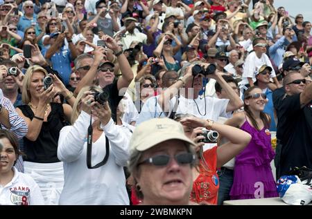 CAPE CANAVERAL, Ban. -- nell'area di osservazione VIP di Banana River Creek al Kennedy Space Center della NASA in Florida, gli spettatori hanno le loro telecamere addestrate sul Launch Pad 39A mentre lo Space Shuttle Atlantis decolla per iniziare la sua missione STS-135 alla stazione spaziale Internazionale. Atlantis con il suo equipaggio di quattro persone; il comandante Chris Ferguson, il pilota Doug Hurley, gli specialisti di missione Sandy Magnus e Rex Walheim, è decollato alle 11:29 EDT dell'8 luglio 2011 per consegnare il modulo logistico polivalente Raffaello pieno di forniture e pezzi di ricambio per la stazione spaziale Internazionale. Atlantis farà volare anche il Foto Stock