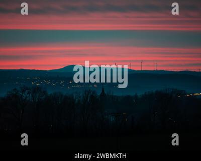 Il cielo al tramonto durante il crepuscolo notturno in un paesaggio montano. Le nuvole sono illuminate in rosso. Natura nella Svizzera sassone. Foto Stock