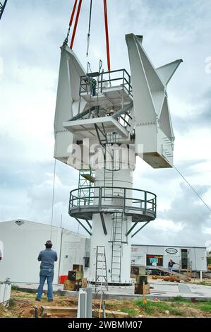 KENNEDY SPACE CENTER, FLA. - In un sito radar sull'isola di North Merritt, Flag., il secondo contrappeso (lato sinistro) viene spostato sulla struttura di supporto di un'antenna radar in banda C da 50 piedi. Il radar verrà utilizzato per le missioni dello Shuttle per tracciare i lanci e osservare i possibili detriti provenienti dallo Shuttle. Verrà utilizzato per la prima volta su STS-114. La finestra di lancio per la prima missione di ritorno al volo va dal 13 al 31 luglio. Foto Stock