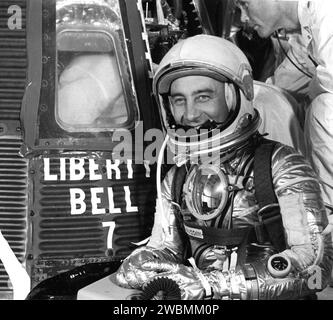 KENNEDY SPACE CENTER, FLA. - Astronaut Virgil I.. Grissom si prepara ad entrare nella navicella Liberty Bell 7 prima del suo successo spaziale a 5.310 km/h. Ha raggiunto un'altitudine di 118 miglia statute. Questo è stato il secondo volo man-in-space per gli Stati Uniti nella sua serie di voli suborbitali da parte della National Aeronautics and Space Administration. (Foto NASA) Foto Stock