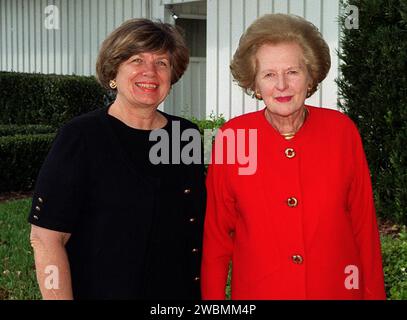 L'ex primo ministro britannico Margaret Thatcher visitò il Kennedy Space Center accompagnato da JoAnn H. Morgan, direttore delle relazioni esterne e dello sviluppo aziendale, osservando le strutture e le operazioni del centro. Foto Stock