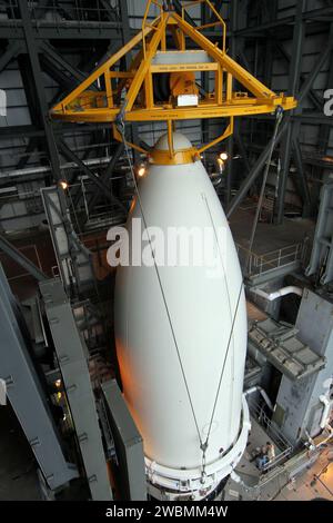 CAPE CANAVERAL, Ban. All'interno della Vertical Integration Facility dello Space Launch Complex 41, la navicella spaziale Juno, racchiusa in una carenatura del carico utile dell'Atlante, è abbassata in cima al razzo dell'Atlante impilato sotto di essa. La navicella spaziale è stata preparata per il lancio nell'impianto di elaborazione del carico utile delle operazioni spaziali Astrotech a Titusville, Ban. La carenatura proteggerà la navicella dall'impatto della pressione aerodinamica e del riscaldamento durante la salita e verrà scaricata una volta che la navicella sarà fuori dall'atmosfera terrestre. Il lancio di Juno è previsto per il 5 agosto a bordo di una United Launch Alliance Atlas V r Foto Stock