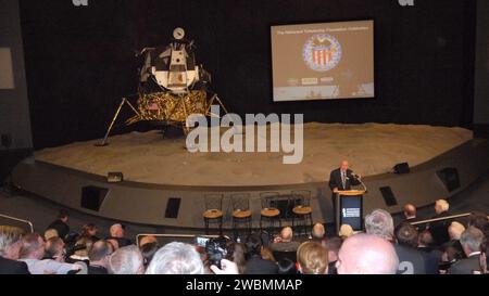 CAPE CANAVERAL, Ban. -- la Astronaut Scholarship Foundation aiuta a celebrare il 40° anniversario dell'atterraggio lunare dell'Apollo 16, avvenuto il 20 aprile 1972, con una soiree al Centro visitatori del Kennedy Space Center del Saturn V Center. Al pubblico si rivolgono il pilota del modulo di comando Apollo 8 e il comandante dell'Apollo 13 Jim Lovell. La missione Apollo 16 di 11 giorni ha caratterizzato tre passeggiate lunari, tra cui un viaggio su strada di quasi 27 chilometri su un rover lunare per raccogliere più di 200 chili di rocce lunari per tornare sulla Terra. Foto Stock