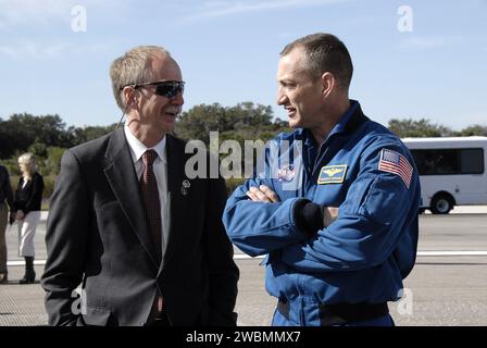 CAPE CANAVERAL, Ban. - Alla Shuttle Landing Facility del Kennedy Space Center della NASA in Florida, l'amministratore associato della NASA per le operazioni spaziali Bill Gerstenmaier, a sinistra, parla dell'atterraggio perfetto con il comandante della STS-129 Charles O. Hobaugh. Lo Space Shuttle Atlantis atterrò sulla pista 33 con Hobaugh ai comandi, completando la missione STS-129 di 4,5 milioni di miglia verso la stazione spaziale Internazionale in orbita 171. Il touchdown della marcia principale era alle 9:44:23 EST. Il touchdown del Nnose Gear avvenne alle 9:44:36 del mattino, e le ruote si fermarono alle 9:45:05 del mattino sulla STS-129, l'equipaggio di sei membri ne consegnò 14 Foto Stock