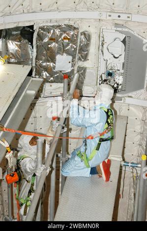 KENNEDY SPACE CENTER, FLA. - Al Launch Complex 39B, i tecnici costruiscono una piattaforma nel vano di carico dello Space Shuttle Discovery per supportare un'ispezione del boroscopio del complessivo tirante di ritrazione sulla porta principale del carrello di atterraggio dell'orbiter. L'ispezione è una misura precauzionale dopo che è stata rilevata una piccola incrinatura in un complessivo tirante di ritrazione sul carrello di atterraggio principale lato destro sull'orbiter Atlantis. Una revisione iniziale delle foto di chiusura del complessivo tirante su Discovery non ha rivelato alcuna crepa. La Discovery dovrebbe riportare la flotta dello Space Shuttle allo stato operativo durante la missione STS-114. THI Foto Stock