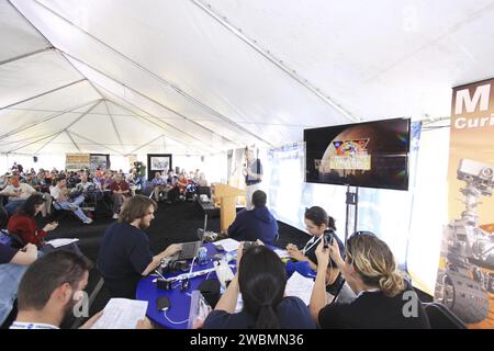 CAPE CANAVERAL, Ban. – Rex Engelhardt, responsabile della missione del Launch Services Program della NASA presso il NASA Kennedy Space Center, parla con un gruppo di partecipanti al Tweetup presso il Kennedy's Press Site in Florida durante le attività di prelancio per il lancio del Mars Science Laboratory (MSL) dell'agenzia. Dopo una serie di briefing, i partecipanti visiteranno il centro e avranno una vista ravvicinata dello Space Launch Complex-41 sulla Cape Canaveral Air Force Station. I tweeter condivideranno le loro esperienze con i follower attraverso il sito di social networking Twitter. I componenti di MSL includono una rover delle dimensioni di un'auto, Curiosity, whi Foto Stock