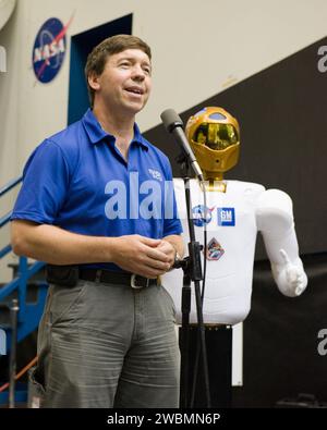 JSC2010-e-112826 (4 agosto 2010) --- l'astronauta della NASA Michael Barratt, specialista della missione STS-133, parla ai membri dei media e al personale della NASA durante la giornata mediatica Robonaut 2 (R2) nella Space Vehicle Mock-up Facility presso il Johnson Space Center della NASA. R2, che farà un giro con i membri dell'equipaggio STS-133, è il primo robot umanoide a viaggiare nello spazio e il primo robot costruito negli Stati Uniti a visitare la stazione spaziale Internazionale. R2 rimarrà sulla stazione spaziale a tempo indeterminato per consentire agli ingegneri a terra di apprendere di più su come i robot umanoidi si comportano in microgravità. Foto Stock