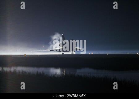 CAPE CANAVERAL, Ban. -- la nube che si forma dietro lo Space Shuttle Atlantis proibisce la distribuzione dello scivolo di trascinamento della navetta mentre atterra sulla pista 15 alla Shuttle Landing Facility al Kennedy Space Center della NASA in Florida. Assicurandosi il posto della flotta dello Space Shuttle nella storia, l'Atlantis segnò il 26° atterraggio notturno del programma Space Shuttle della NASA e il 78° atterraggio a Kennedy. Il touchdown della marcia principale era alle 5:57:00 EDT, seguito da un touchdown della marcia principale alle 5:57:20 del mattino, e una sosta alle 5:57:54 del mattino a bordo ci sono il comandante della STS-135 Chris Ferguson, il pilota Doug Hurley e gli specialisti delle missioni Foto Stock