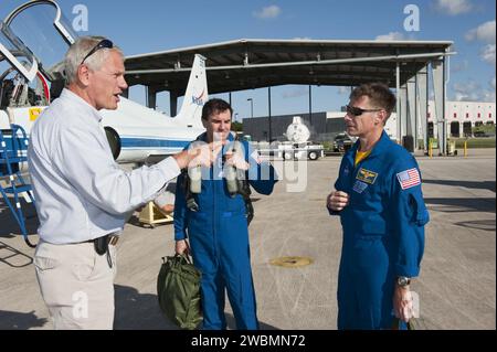 Al Kennedy Space Center, Matt Gaetjens della United Space Alliance ha salutato i membri dell'equipaggio della STS-135 Rex Walheim e Chris Ferguson allo Shuttle Landing Facility prima delle tappe storiche dello Shuttle, tra cui l'atterraggio finale dell'Endeavour e il lancio dell'Atlantis. Foto Stock