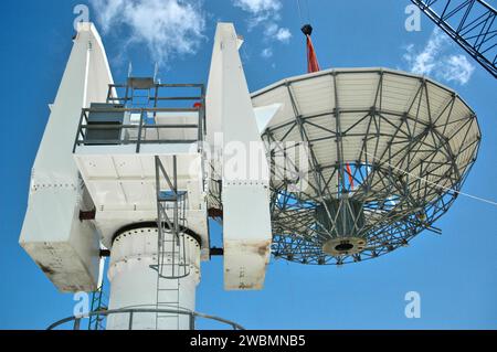 KENNEDY SPACE CENTER, FLA. - In un sito radar a North Merritt Island, Ban., l'antenna radar in banda C da 50 piedi viene sollevata sopra la struttura di supporto, dove verrà installata sopra. Il radar verrà utilizzato per le missioni dello Shuttle per tracciare i lanci e osservare i possibili detriti provenienti dallo Shuttle. Verrà utilizzato per la prima volta su STS-114. La finestra di lancio per la prima missione di ritorno al volo va dal 13 al 31 luglio. Foto Stock