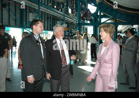 KENNEDY SPACE CENTER, FLA. - Al Centro Apollo V Saturn del Kennedy Space Center della NASA, la First Lady Laura Bush (a destra) saluta Scott Thurston (all'estrema sinistra), il responsabile dei veicoli della NASA, e Tom Overton, responsabile dell'integrazione dei veicoli. Stanno assistendo allo storico lancio dello Space Shuttle Discovery durante la missione STS-114 di ritorno al volo, prevista per il decollo alle 10 39 EDT dalla piattaforma di lancio 39B con un equipaggio di sette persone. La signora Bush è solo la terza First Lady ad assistere al lancio dello Space Shuttle al KSC. In questa missione alla stazione spaziale Internazionale l'equipaggio effettuerà ispezioni in orbita per la prima volta di al Foto Stock