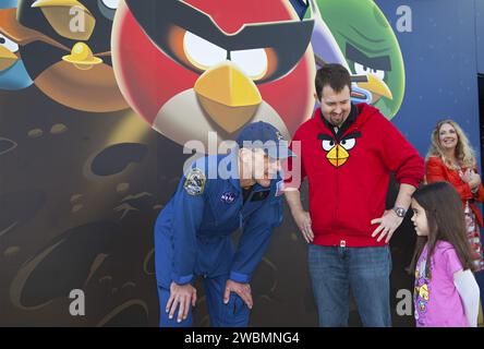 CAPE CANAVERAL, Ban. -- al Kennedy Space Center Visitor Complex della NASA in Florida, l'astronauta della NASA Don Pettit e il direttore di Rovio Entertainment Dan Mitchell salutano i visitatori vicino all'ingresso del nuovo Angry Birds Space Encounter durante la cerimonia di inaugurazione. Pettit trascorse un totale di 12 mesi durante due missioni separate a bordo della stazione spaziale Internazionale e introdusse Angry Birds Space mentre galleggiava in gravità zero. Rovio Entertainment, con sede in Finlandia, creatore del gioco Angry Birds Space, ha collaborato con il Kennedy Space Center per dare vita ai personaggi più amati. E' la prima Foto Stock