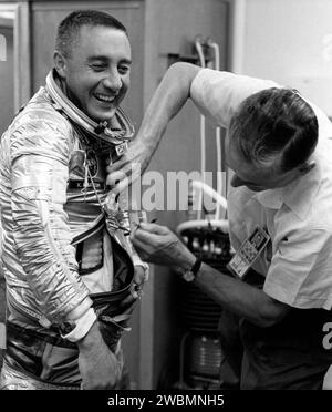 KENNEDY SPACE CENTER, FLA. -- progetto Mercury Astronaut Virgil I.. Grissom, pilota principale per il volo spaziale con equipaggio Mercury-Redstone 4 conosciuto come Liberty Bell 7, ottiene un aiuto dallo specialista in tuta Joe W. Schmidt mentre si prepara per il volo spaziale con equipaggio Mercury-Redstone 4. Il volo, il secondo colpo con equipaggio nel programma Mercury, fu rimandato a causa del maltempo nell'area di lancio. (Foto NASA Foto Stock