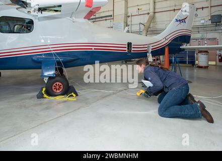 Gli ingegneri della NASA hanno messo l'X-57 Maxwell, il primo X-plane completamente elettrico della NASA, attraverso i suoi test di telemetria iniziali presso l'Armstrong Flight Research Center della NASA in California, testando la capacità dell'aeromobile di trasmettere dati alle squadre a terra. I dati sono confezionati e trasmessi a terra, dove vengono decodificati in un formato che può essere presentato a una squadra di controllo di volo per guardare gli schermi in tempo reale per le operazioni di volo. L'obiettivo di X-57 è quello di contribuire a stabilire standard di certificazione per i mercati emergenti degli aeromobili elettrici. Foto Stock