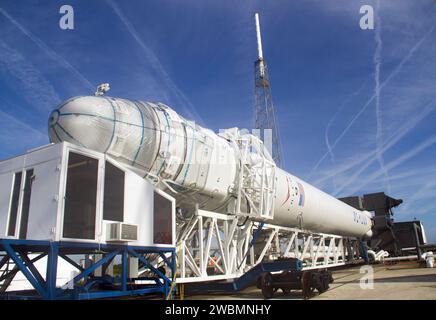 CAPE CANAVERAL, Ban. – Il razzo Falcon 9 e la sua capsula Dragon sono abbassati su un trasportatore nello Space Launch Complex-40 sulla Cape Canaveral Air Force Station in Florida. Il razzo viene riportato alla protezione del suo hangar a seguito di una prova di vestiti bagnati sul pad del 1 marzo, che includeva il caricamento del razzo con i suoi propellenti e un conto alla rovescia simulato. Il nuovo razzo e la capsula sono stati progettati e prodotti dalla Space Exploration Technologies Corp., o SpaceX, per il prossimo volo dimostrativo della società per il Commercial Orbital Transportation Services della NASA, o COTS, pro Foto Stock