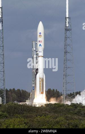 CAPE CANAVERAL, Ban. Con la navicella spaziale Mars Science Laboratory (MSL) della NASA sigillata all'interno della sua carenatura, il razzo United Launch Alliance Atlas V si prepara a decollare dallo Space Launch Complex-41 sulla Cape Canaveral Air Force Station in Florida alle 10:02 EST novembre 26. I componenti di MSL includono un rover delle dimensioni di un'auto, Curiosity, che ha 10 strumenti scientifici progettati per cercare segni di vita, tra cui il metano, e aiutare a determinare se il gas proviene da una fonte biologica o geologica. Foto Stock